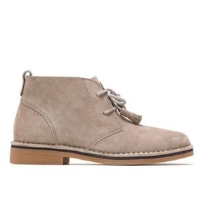 Hush Puppies Shoes - Hush Puppies Chukka Taupe Suede boot size 7.5 Hush Puppies Shoes - Hush Puppies Chukka Taupe Suede boot size 7.5